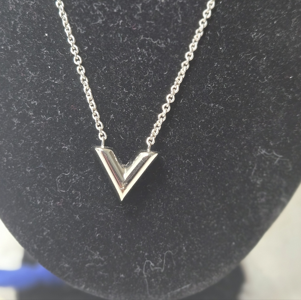 🔥 Louis Vuitton Essential V Supple Necklace Silver 🔥 - Picture 4 of 10